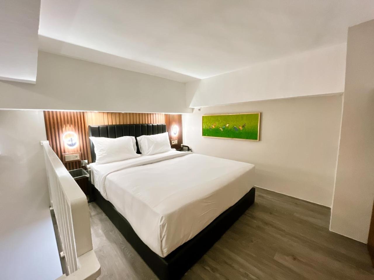 Verse Hotel Cirebon Exterior photo