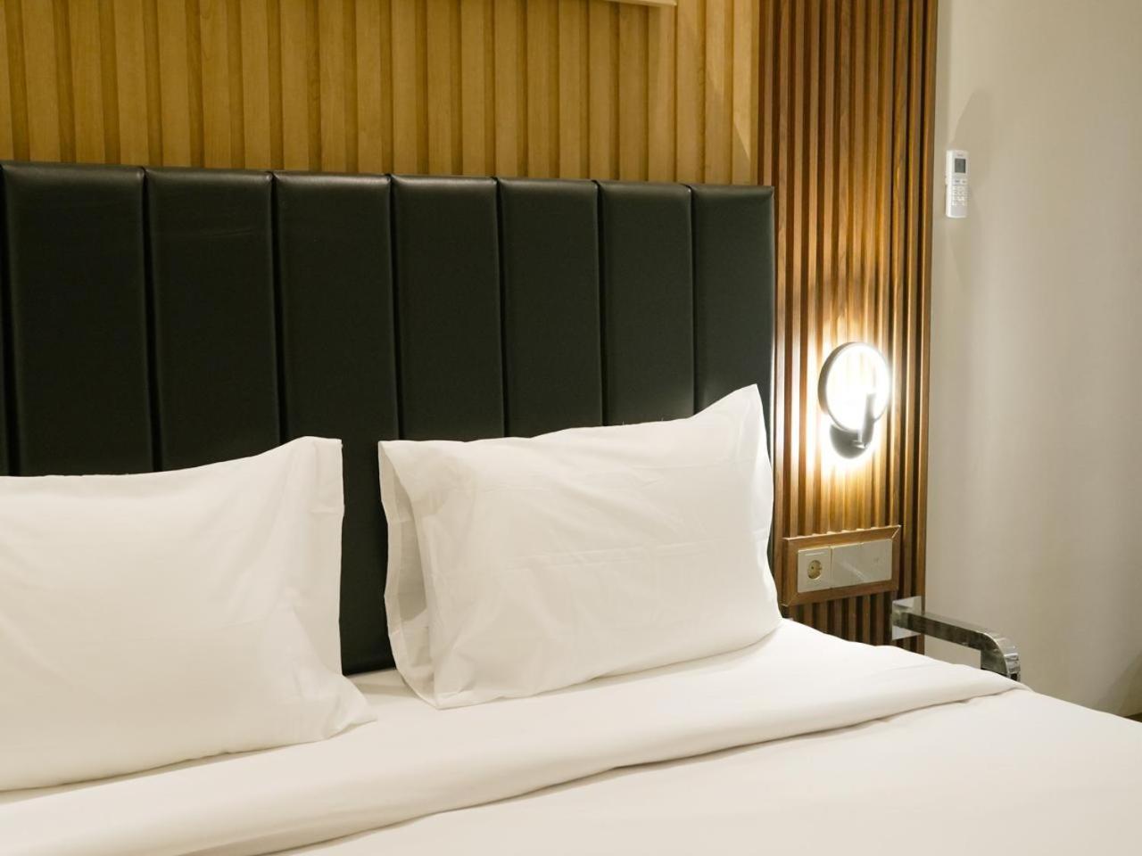 Verse Hotel Cirebon Exterior photo