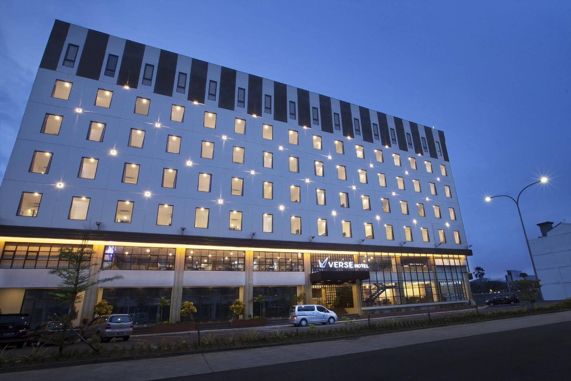 Verse Hotel Cirebon Exterior photo