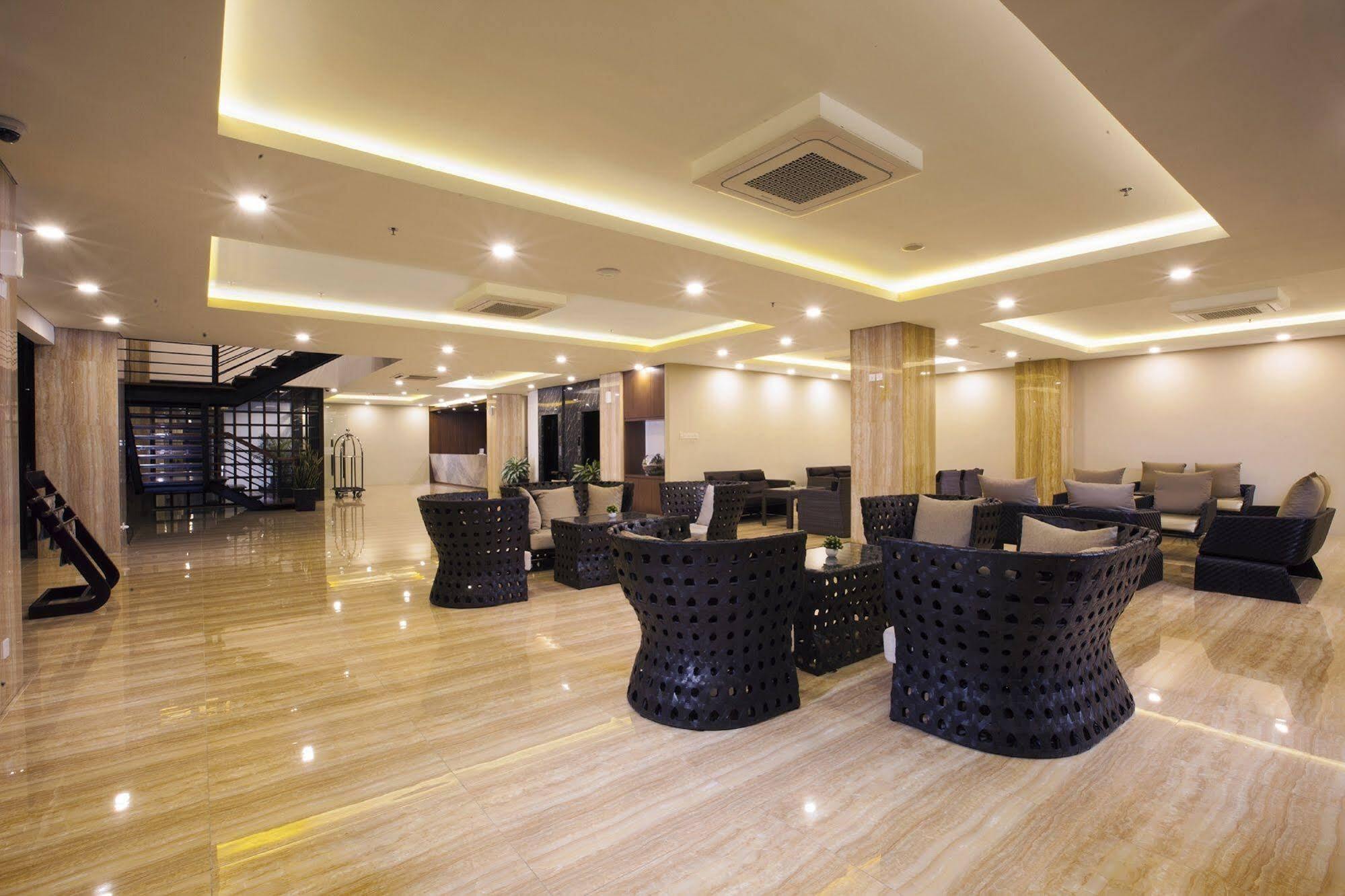 Verse Hotel Cirebon Exterior photo