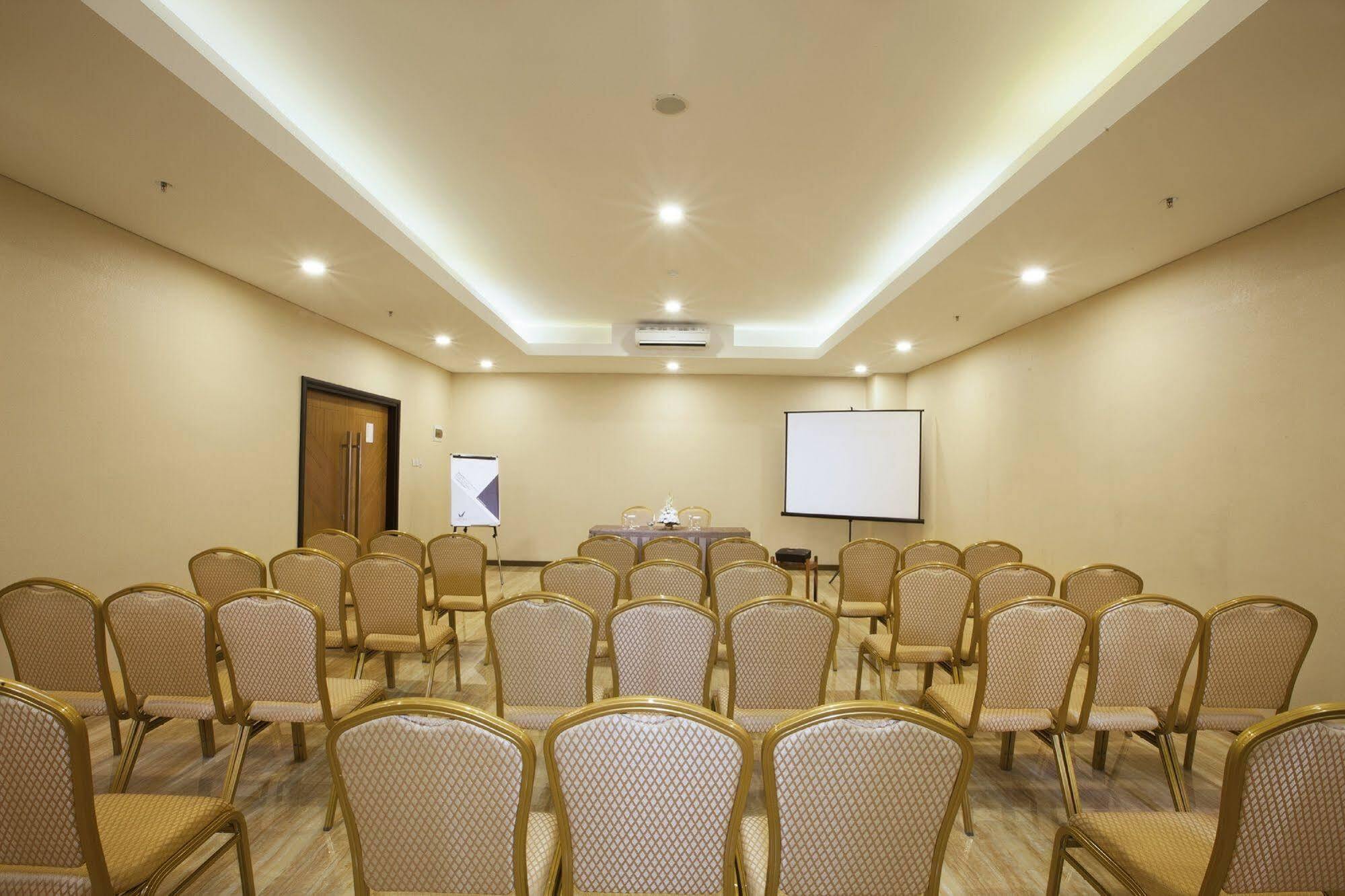 Verse Hotel Cirebon Exterior photo