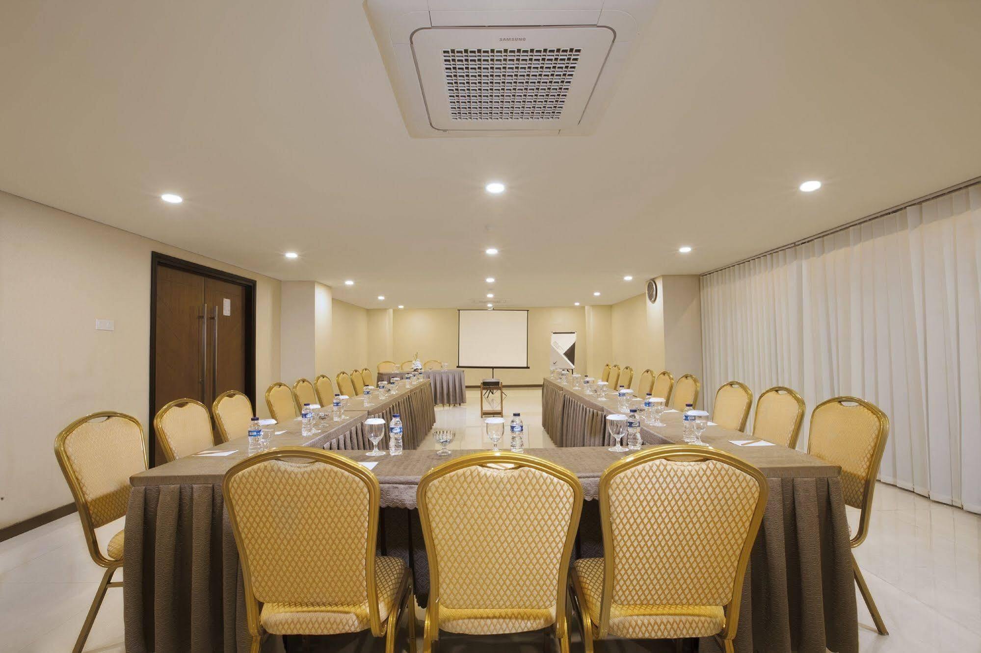 Verse Hotel Cirebon Exterior photo