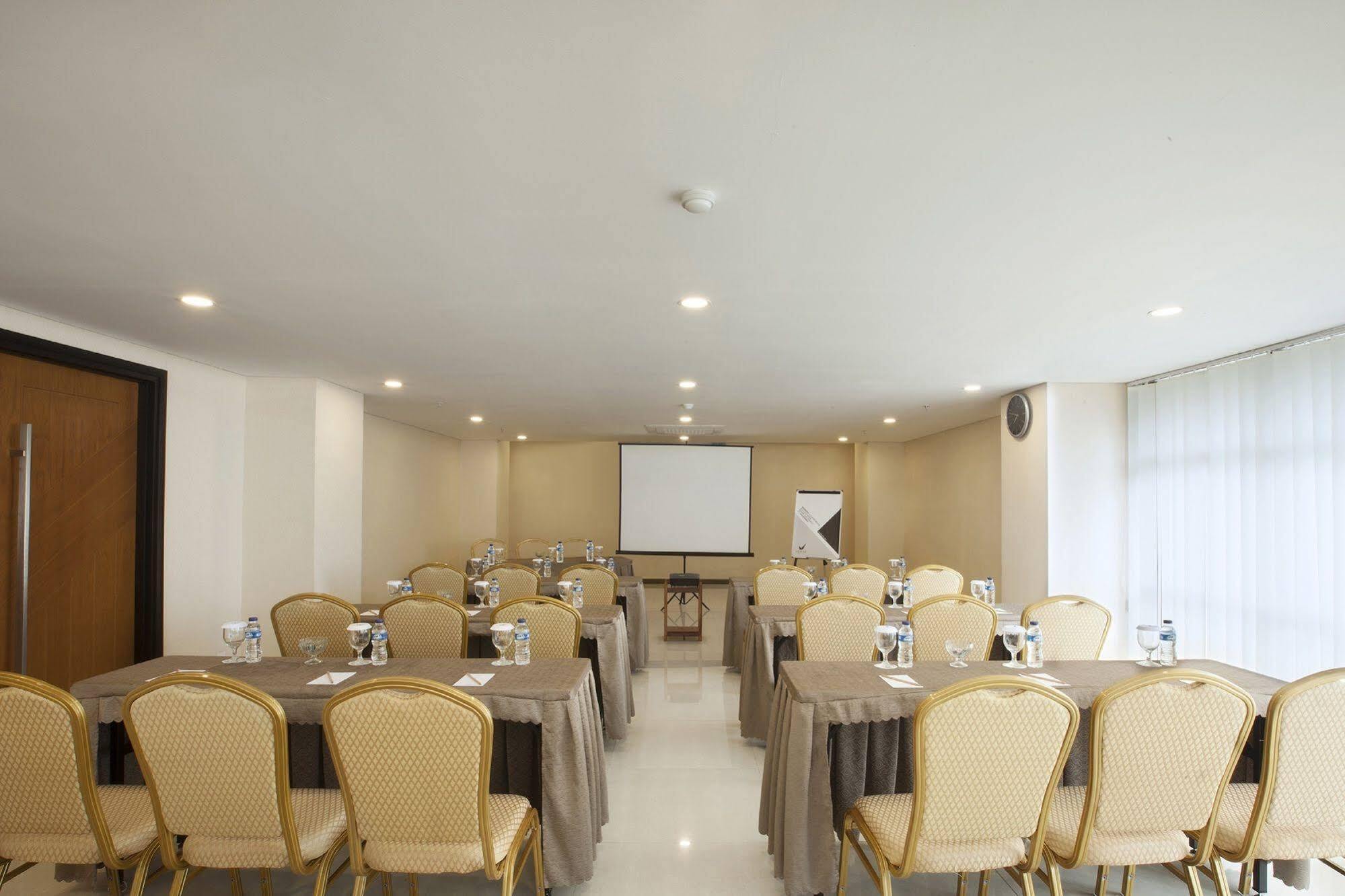Verse Hotel Cirebon Exterior photo