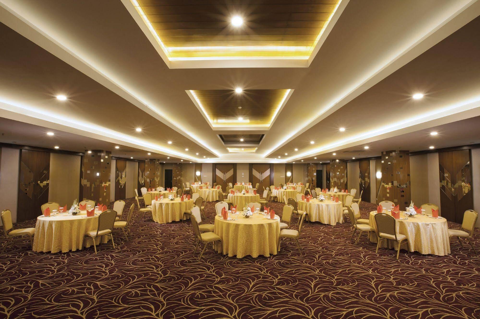 Verse Hotel Cirebon Exterior photo