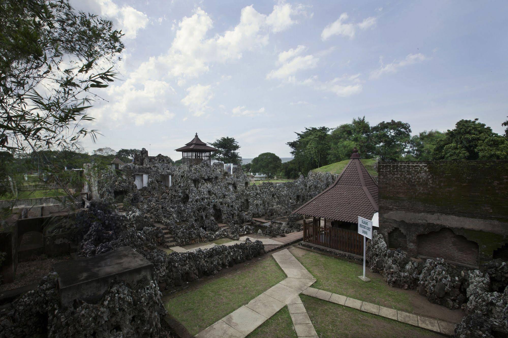 Verse Hotel Cirebon Exterior photo