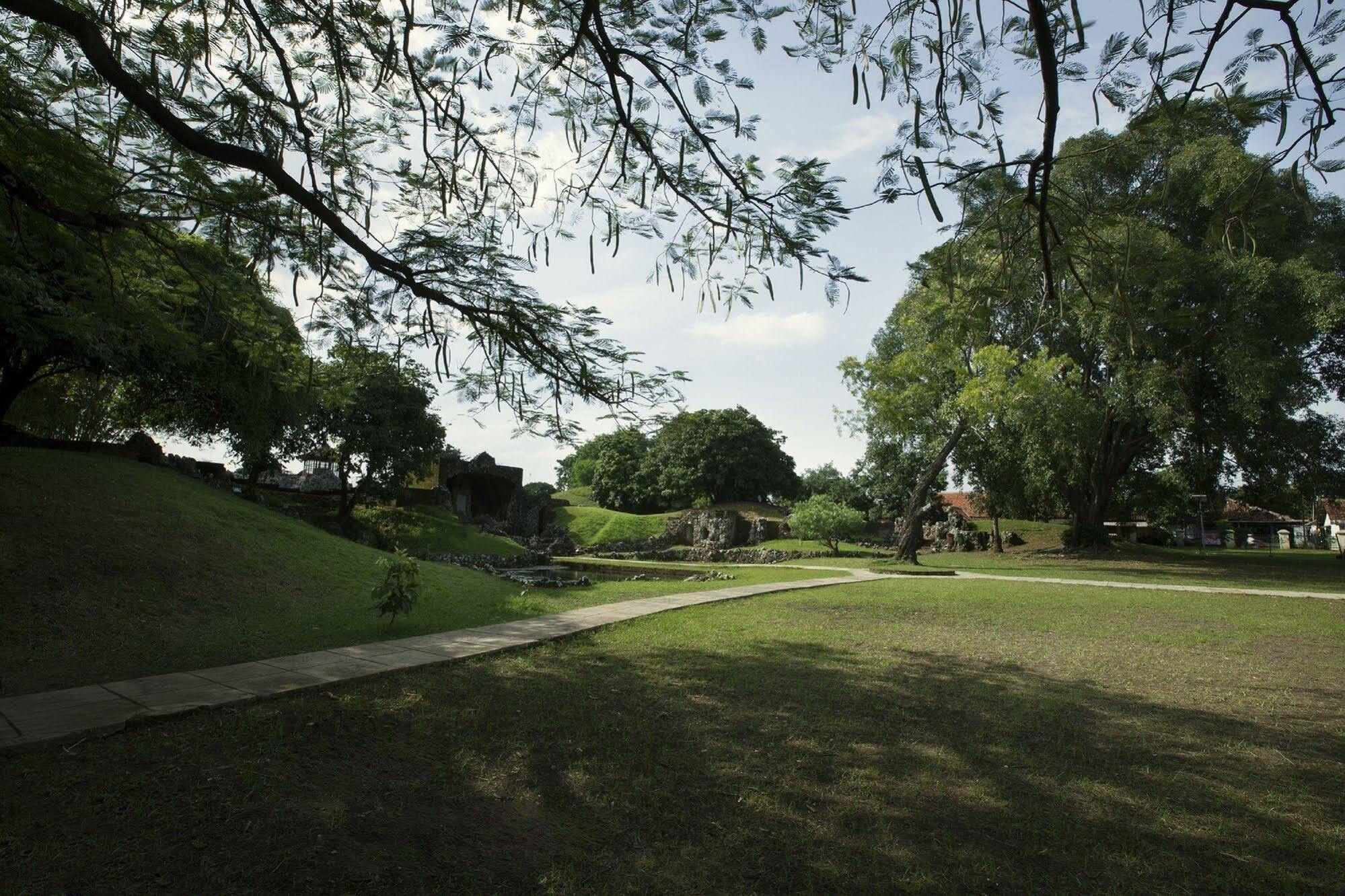 Verse Hotel Cirebon Exterior photo
